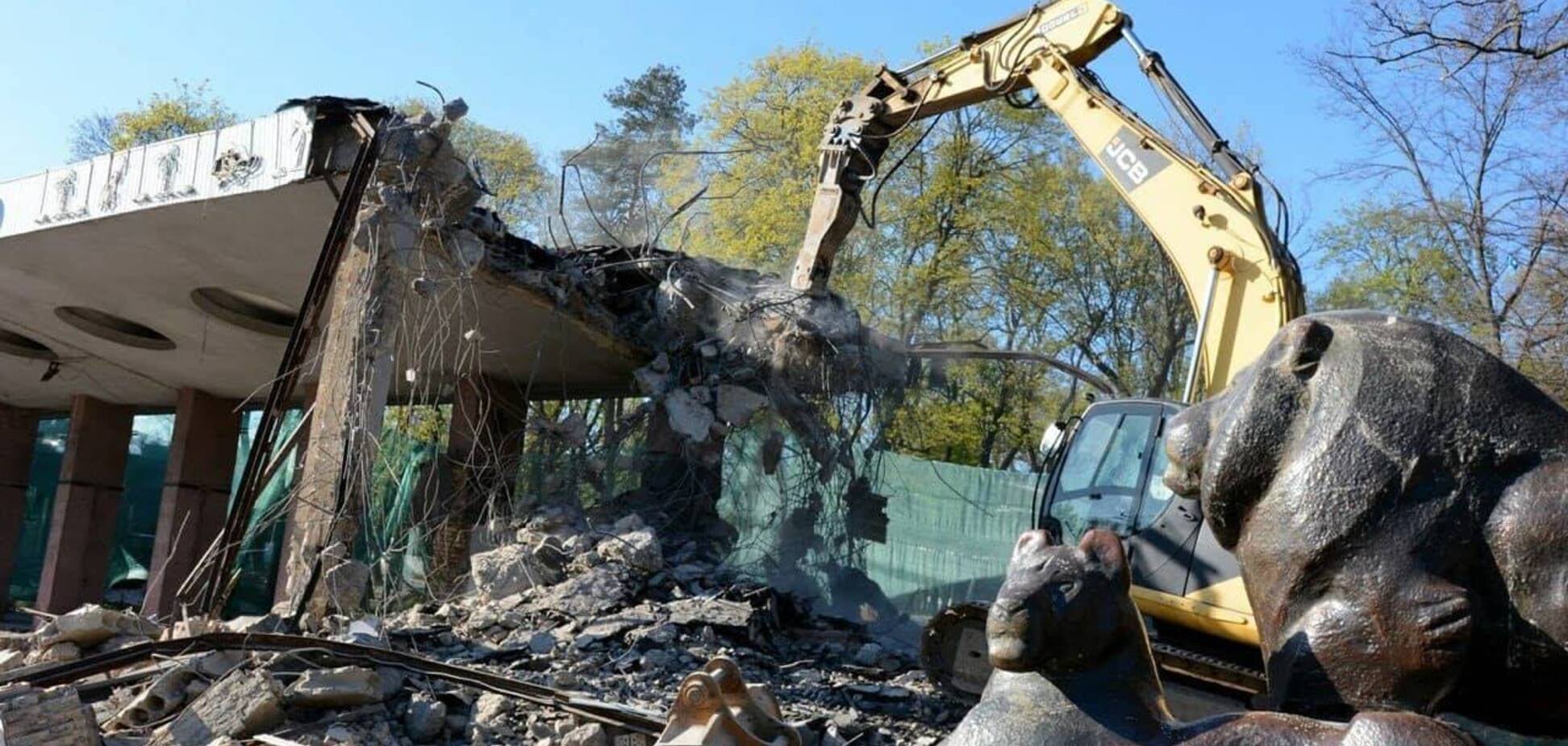 В Киеве бульдозером снесли вход в зоопарк. Фото и видео