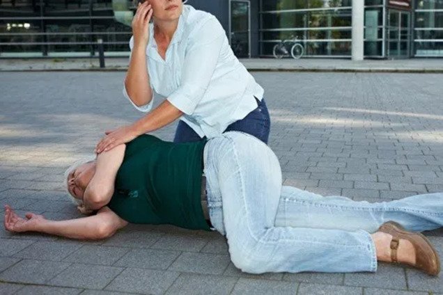 В центре Днепра женщина умерла на глазах у людей. Фото 18+