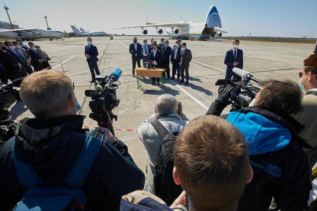 'Мрія' доставила в Украину медицинский груз из Китая: встречал лично Зеленский. Видео