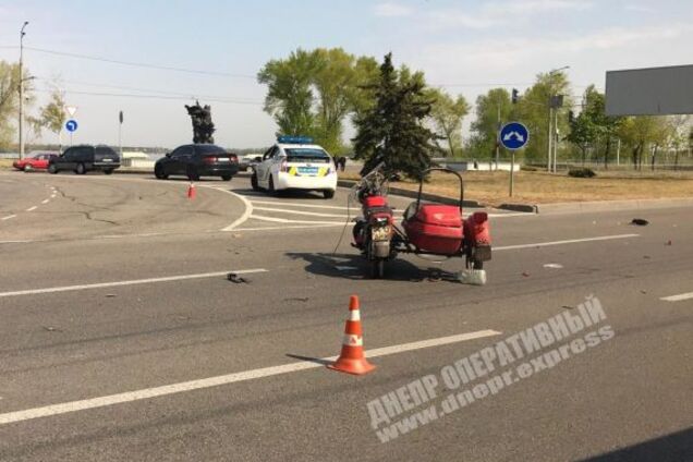 В Днепре столкнулись мотоцикл и легковушка: есть пострадавший