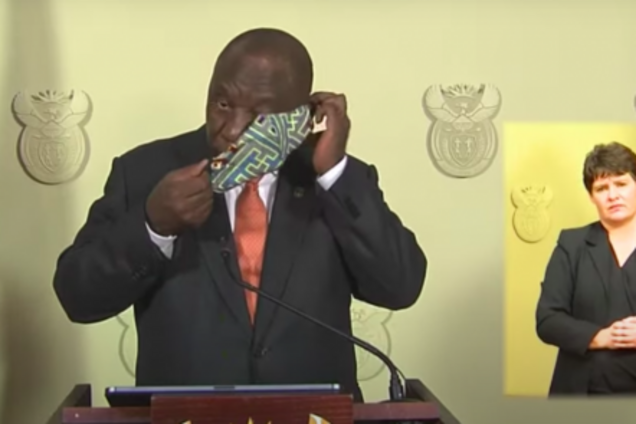Президент ПАР спробував вдягти маску в прямому ефірі, але осоромився. Відео
