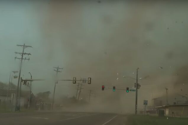 Охотник на торнадо показал потрясающие кадры из эпицентра 'ада'