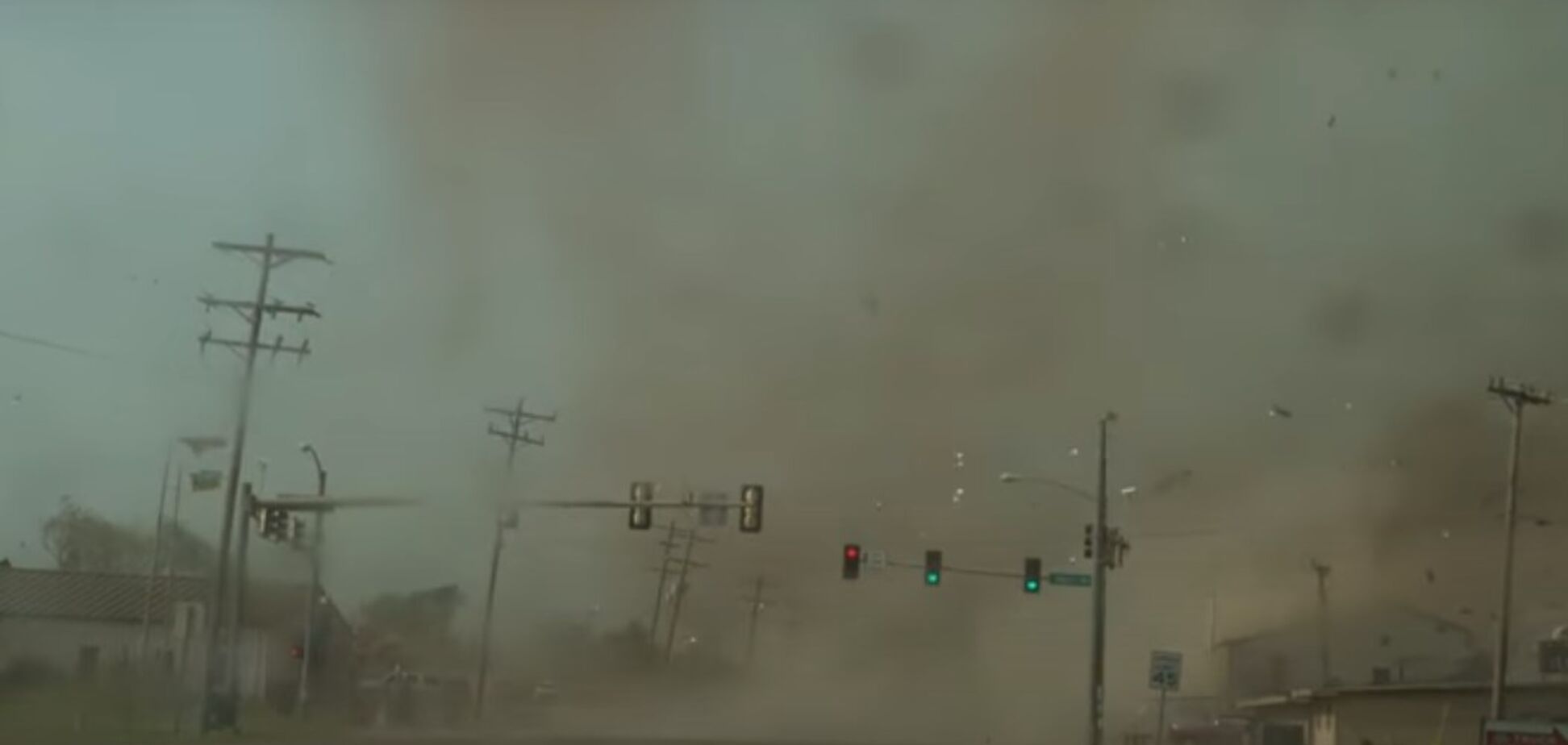Охотник на торнадо показал потрясающие кадры из эпицентра 'ада'
