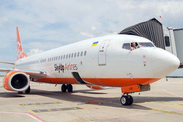 Самолет SkyUp с иностранцами и дипломатами на борту не выпускают из Украины: первые детали