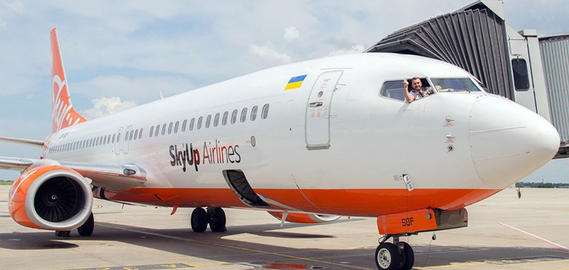 Літак SkyUp з іноземцями і дипломатами на борту не випускають з України: перші деталі