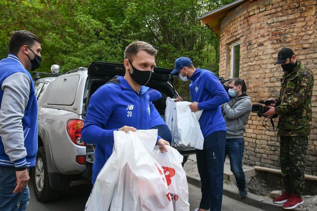Футболисты 'Динамо' подарками поддержали в госпитале раненых воинов АТО