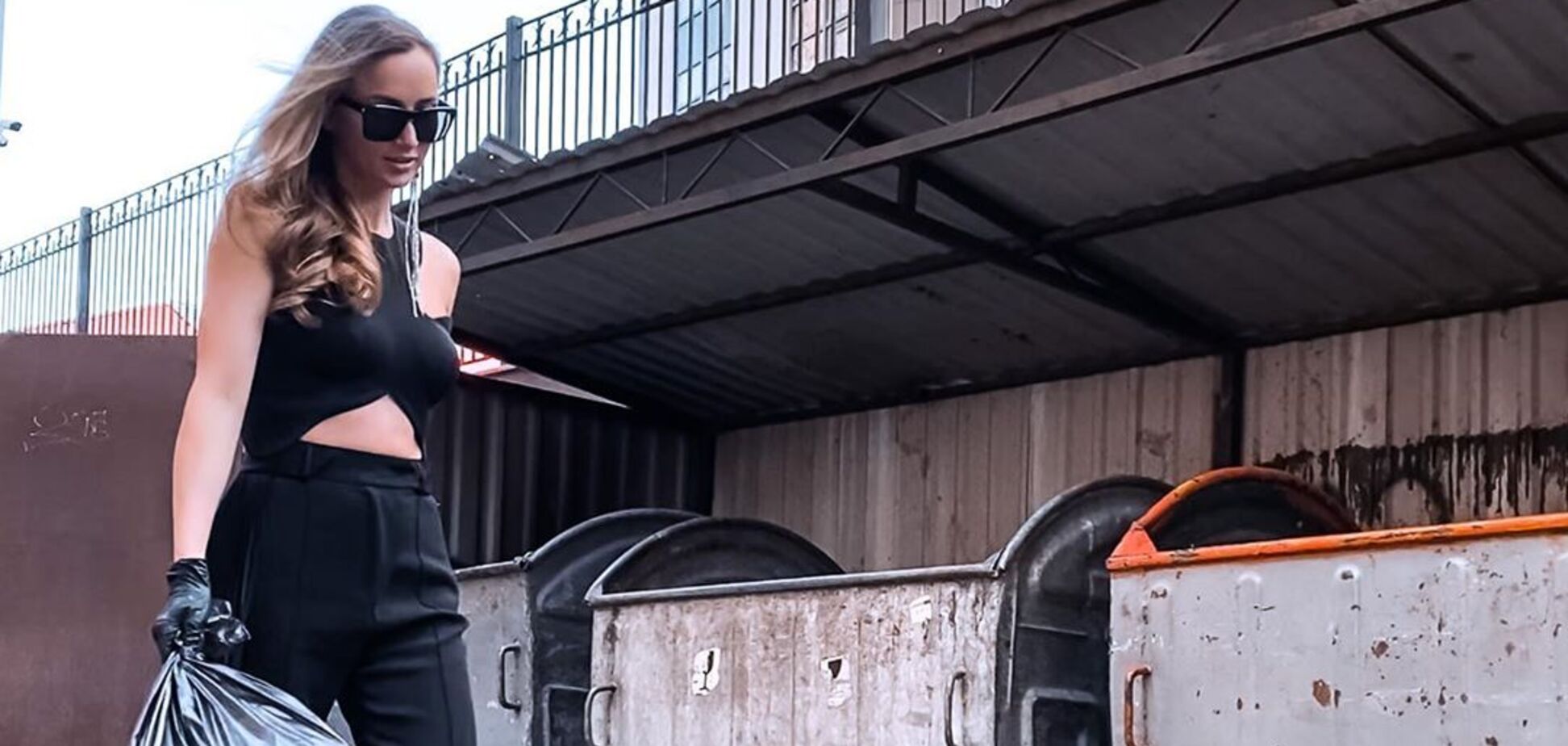 'А где маска?' Ризатдинова вынесла мусор в сексуальном наряде