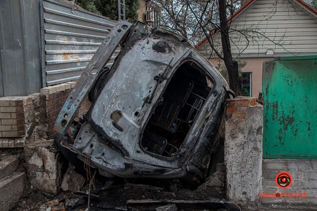 В Днепре автомобиль влетел в забор и загорелся: пассажир и водитель скрылись