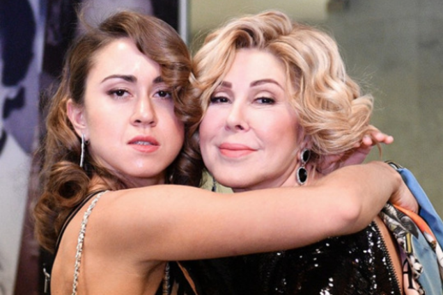 Дочь Успенской поразила сеть волосатыми подмышками