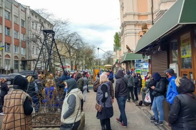 В Одессе в разгар карантина устроили протесты и рванули на кладбища: появились фото