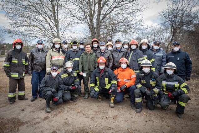 'Для нас вы – герои!' Зеленский наградил спасателей в годовщину катастрофы на ЧАЭС