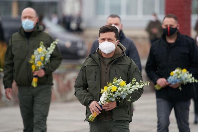 Зеленський і Шмигаль з'явилися на Чорнобильській АЕС з квітами. Фото