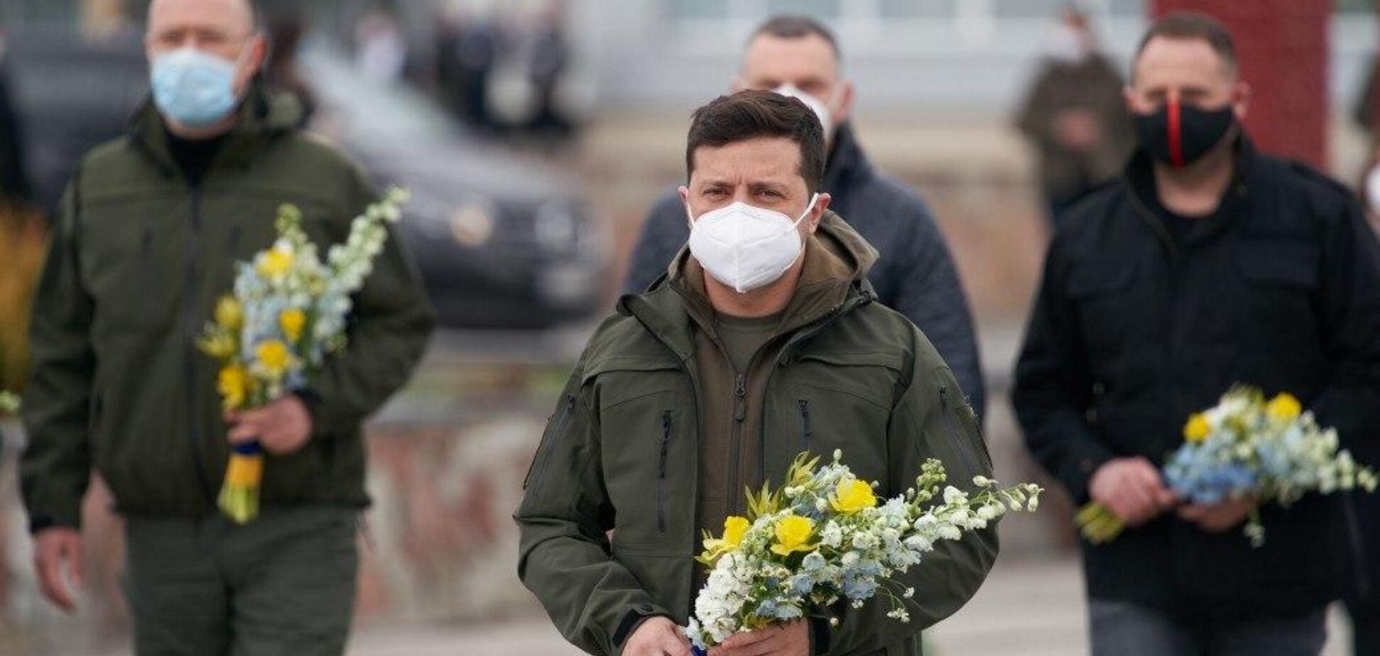 Зеленський і Шмигаль з'явилися на Чорнобильській АЕС з квітами. Фото