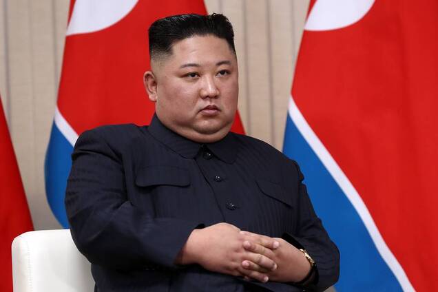 В КНДР заявили, что Ким Чен Ын не болен, а "работает с документами"