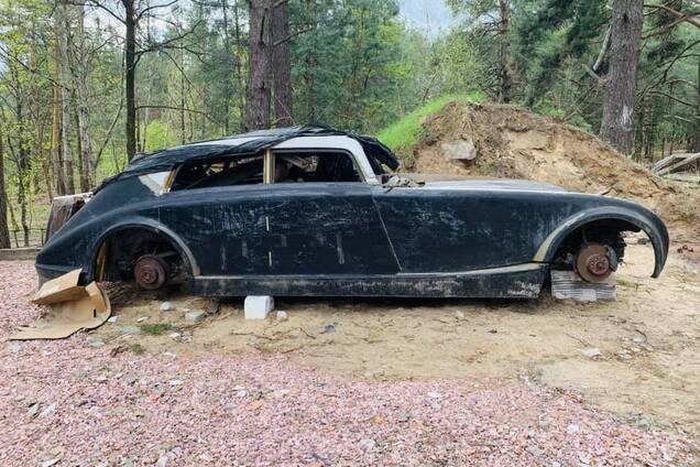 У лісі під Києвом знайшли копію машини, яку поховав Гітлер