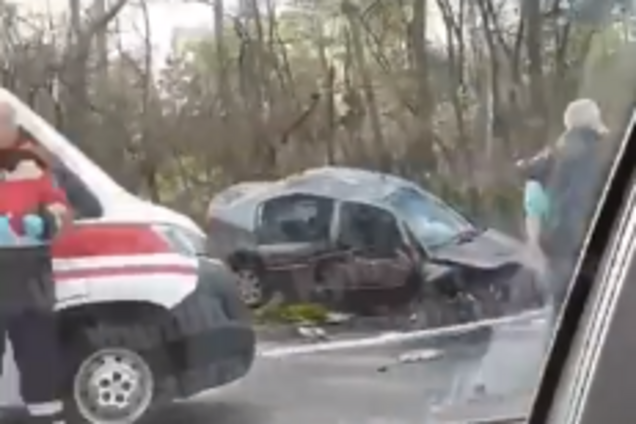 Авто зависло на огородженні: під Києвом трапилася лобова ДТП. Фото та відео