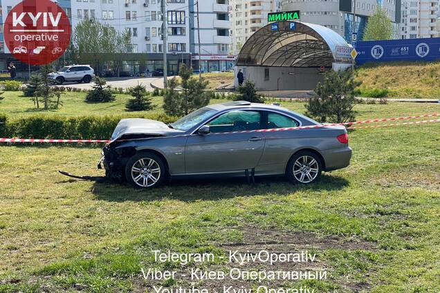 У Києві BMW збило на смерть жінку і влетіло в іншу машину. Фото і відео 18+