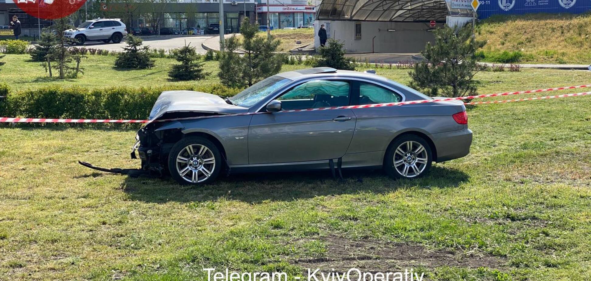 У Києві BMW збило на смерть жінку і влетіло в іншу машину
