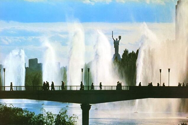 Фантастичне архівне фото русанівських фонтанів у Києві вразило мережу