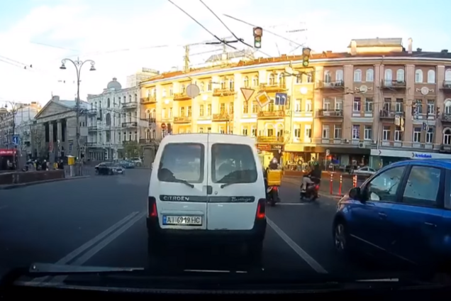 Момент жуткого ДТП со скутером в центре Киева попал на видео: парень перелетел через машину