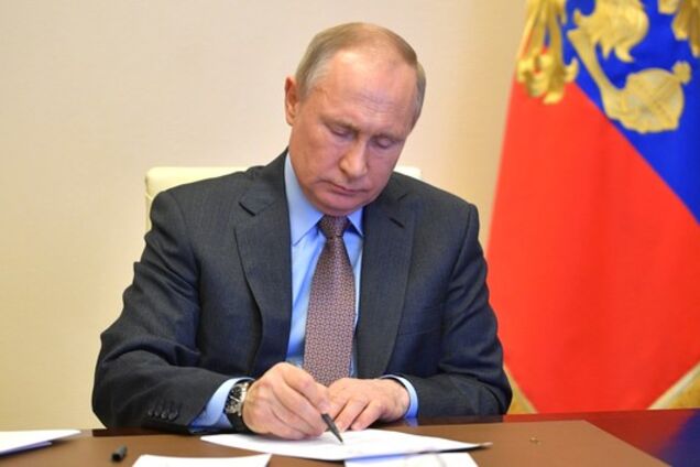 Путина засняли за рисованием каракулей на совещании. Смешное видео