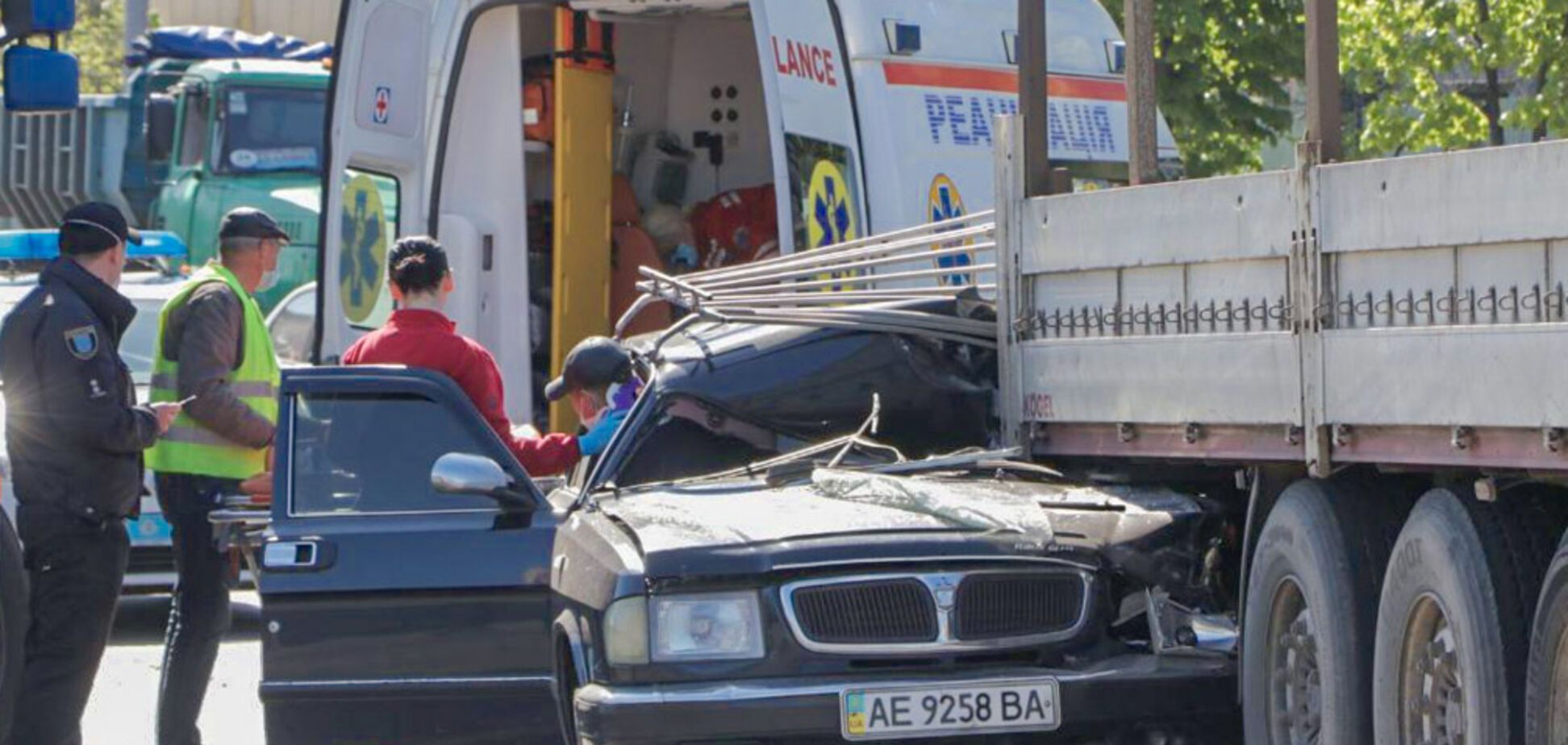 В Днепре авто на скорости залетело под грузовик: есть пострадавший. Фото