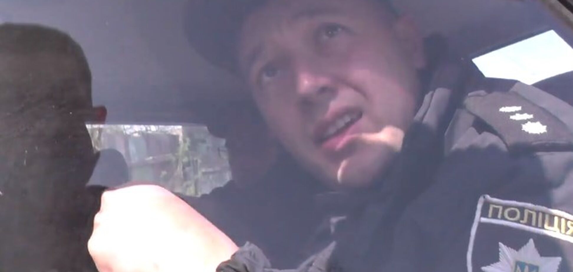 На Киевщине полицейские погорели на взятке в 200 грн: видео момента получения денег