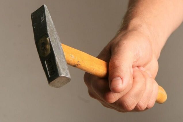 На Днепропетровщине мужчина до смерти забил соседа молотком: подробности