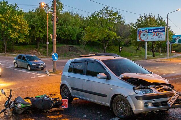 У Дніпрі на великій швидкості зіткнулися авто і мотоцикл: є постраждалий