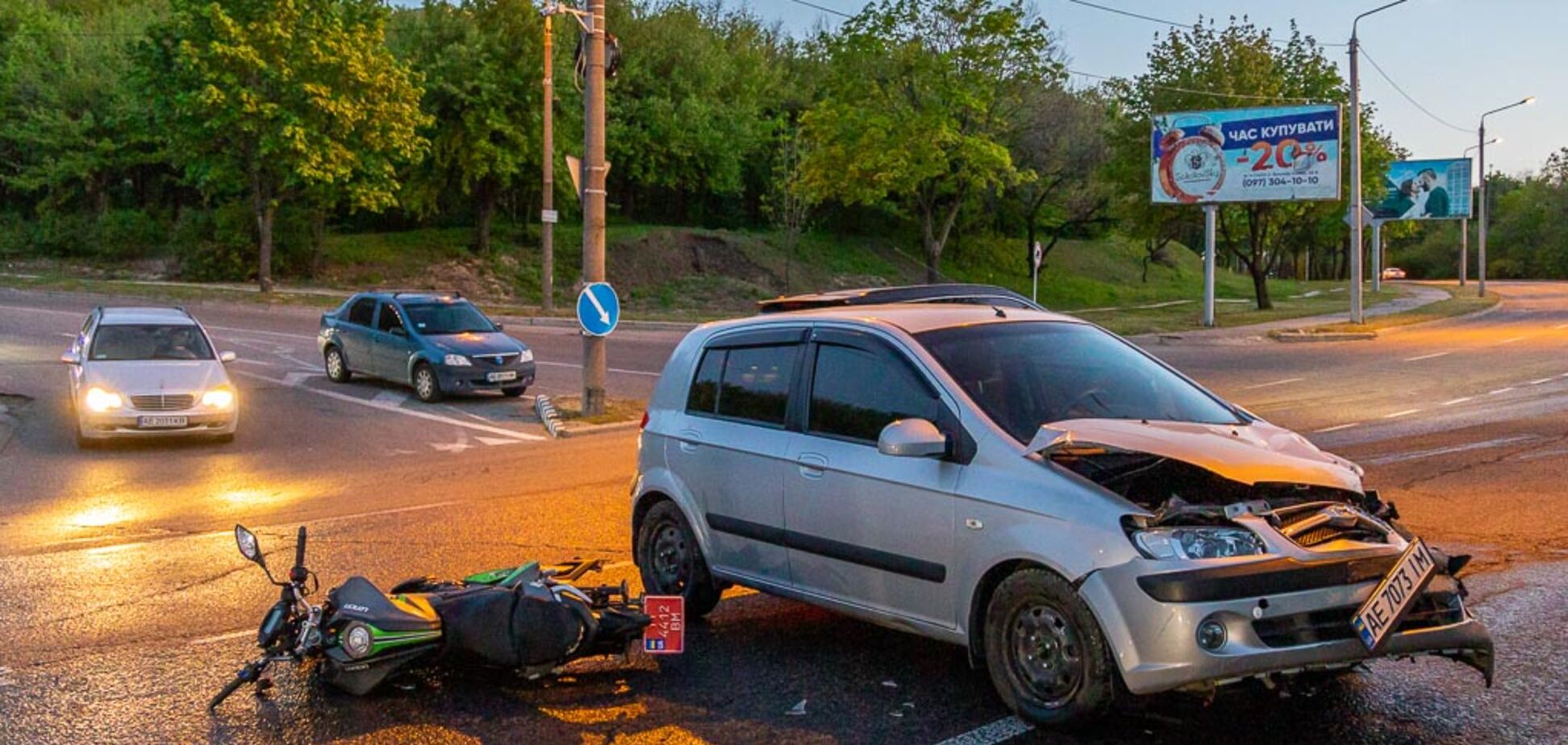 В Днепре на большой скорости столкнулись авто и мотоцикл: есть пострадавший