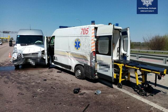 На Киевщине пьяный водитель скорой устроил ДТП: ранены медики. Фото
