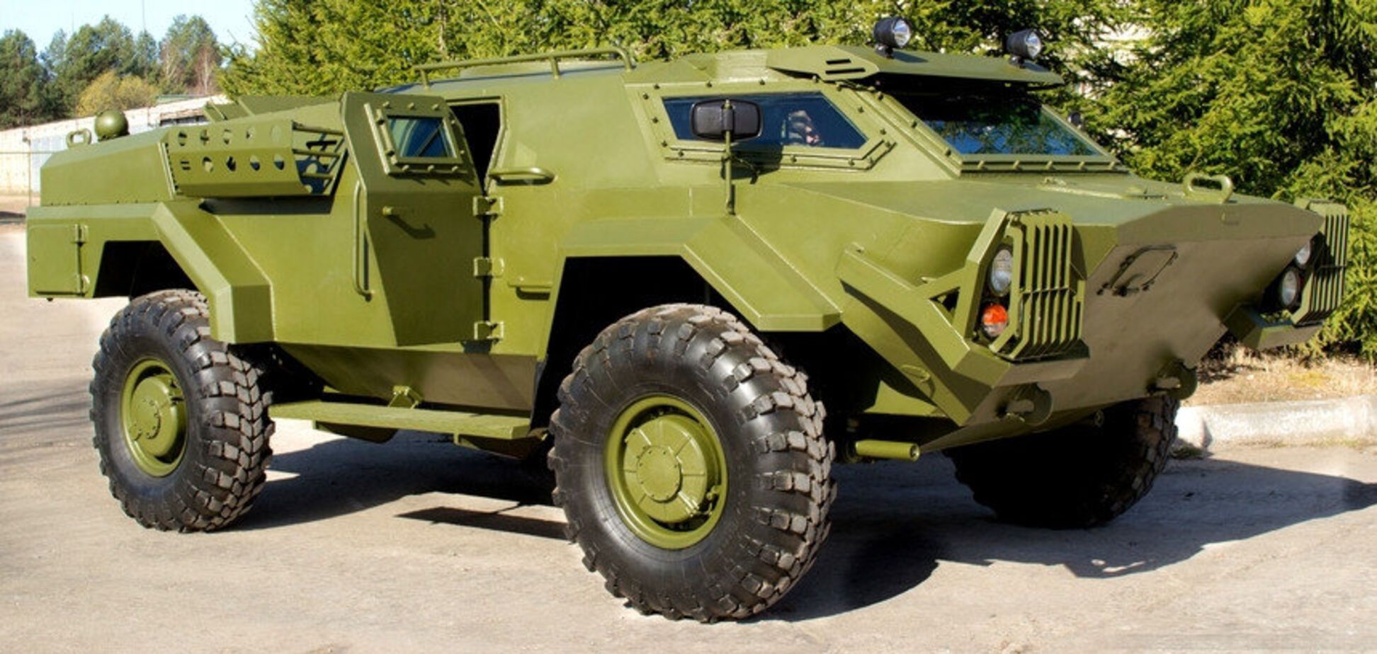 В Беларуси создали внедорожник для рыбалки в стиле БТР
