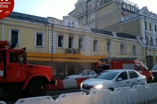 В центре Киева вспыхнул пожар в популярном ресторане. Первое видео с места