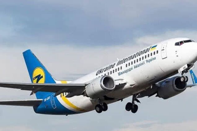 Оплаченный работодателем рейс с украинскими заробитчанами продержали 9 часов в аэропорту