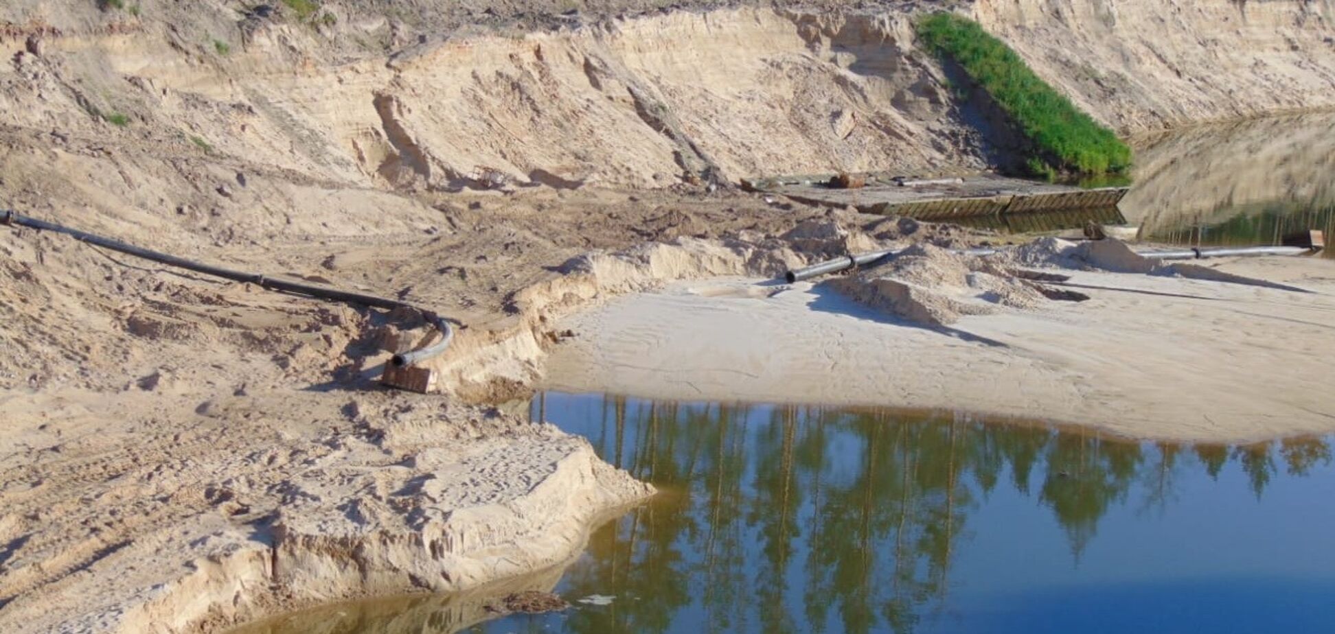 СБУ піймала ексдепутата на незаконному видобутку піску на Житомирщині