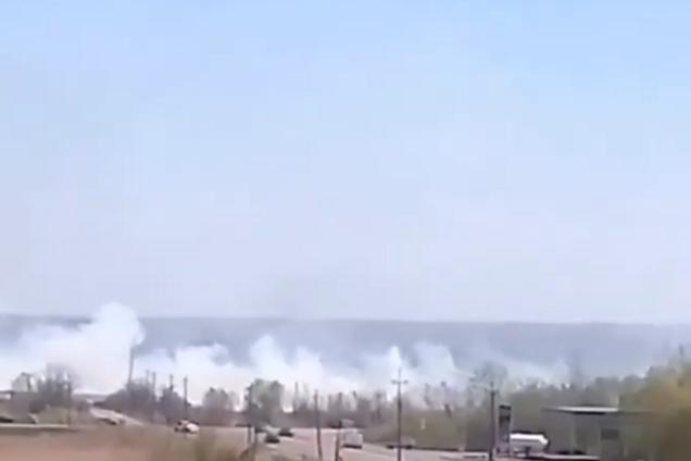 В Балаклее возле военных складов вспыхнул пожар. Видео