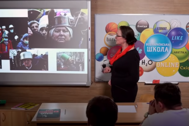 Учительница надела на голову кастрюлю во время урока про Майдан