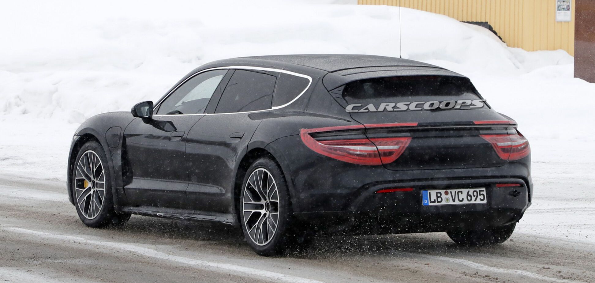 І в театр, і за картоплею: Porsche готує універсальний електромобіль