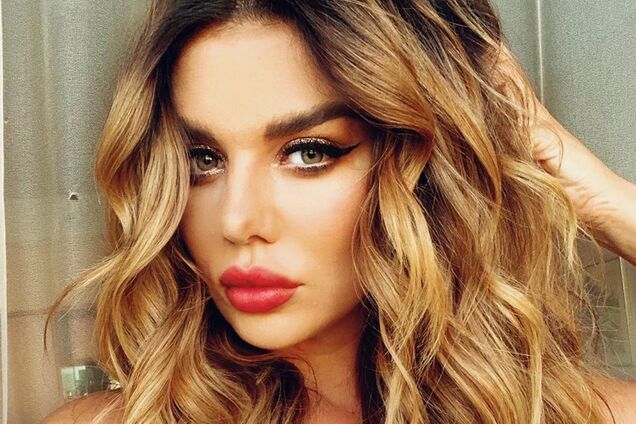 Седокова сверкнула пышными ягодицами в откровенном купальнике