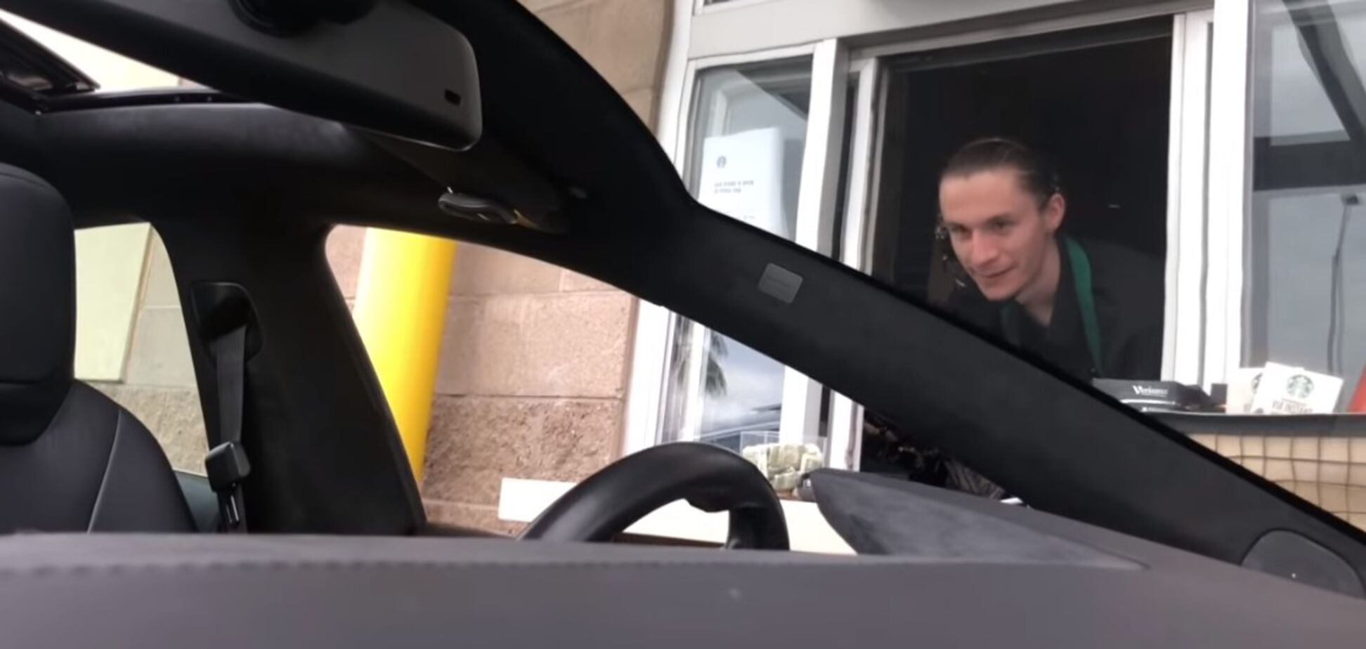Без водія: блогер відправив свою машину за покупками. Відео