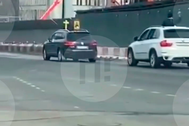 В России священники на джипах окропили улицы святой водой от COVID-19