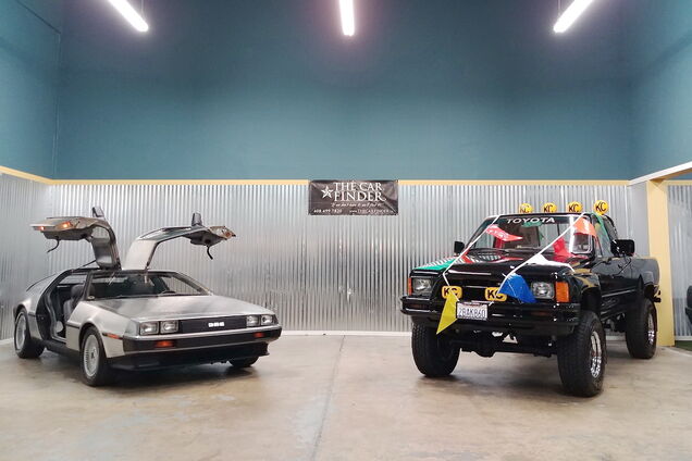 Автомобили из 'Назад в будущее' продают с аукциона: стоит поторопиться