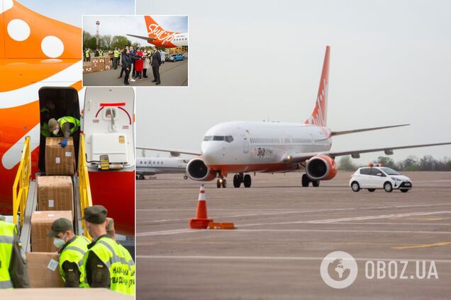 В Украину из Китая прибыл еще один самолет с масками и костюмами. Фото