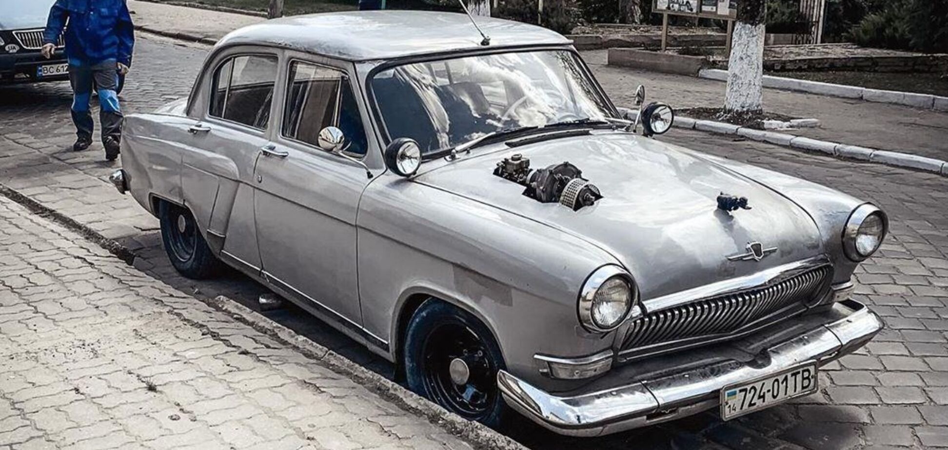 Утка на капоте и граната в салоне: в Украине засняли стильную Волгу