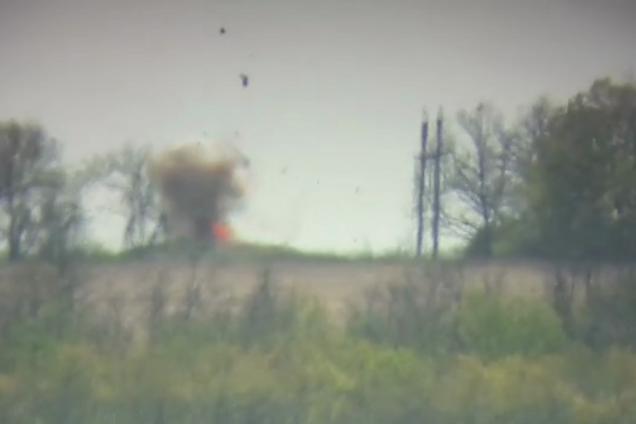 ЗСУ на Донбасі підірвали командирський позашляховик терористів. Відео