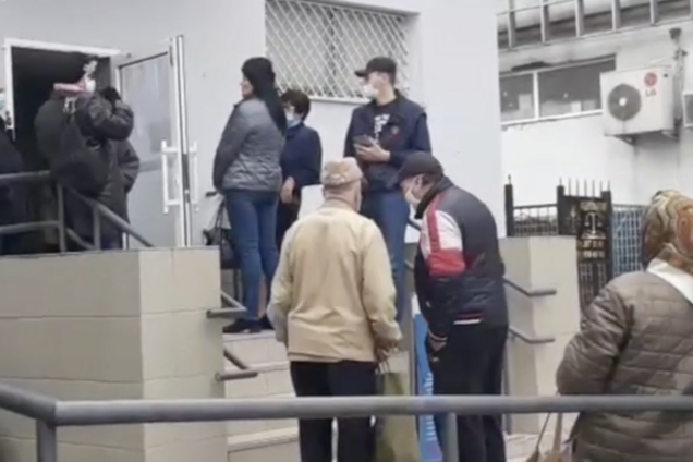 У Києві пенсіонери наплювали на карантин і "взяли в облогу" Ощадбанк та "Укрпошту"