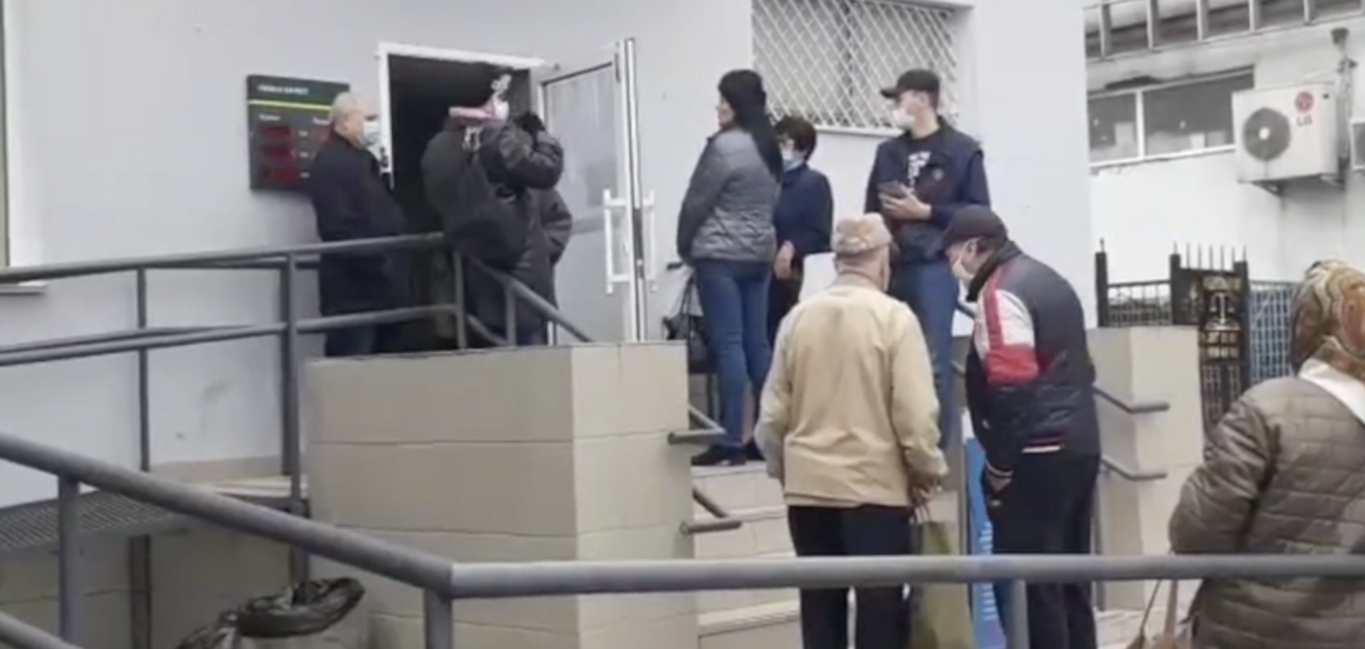У Києві пенсіонери наплювали на карантин і 'взяли в облогу' Ощадбанк та 'Укрпошту'