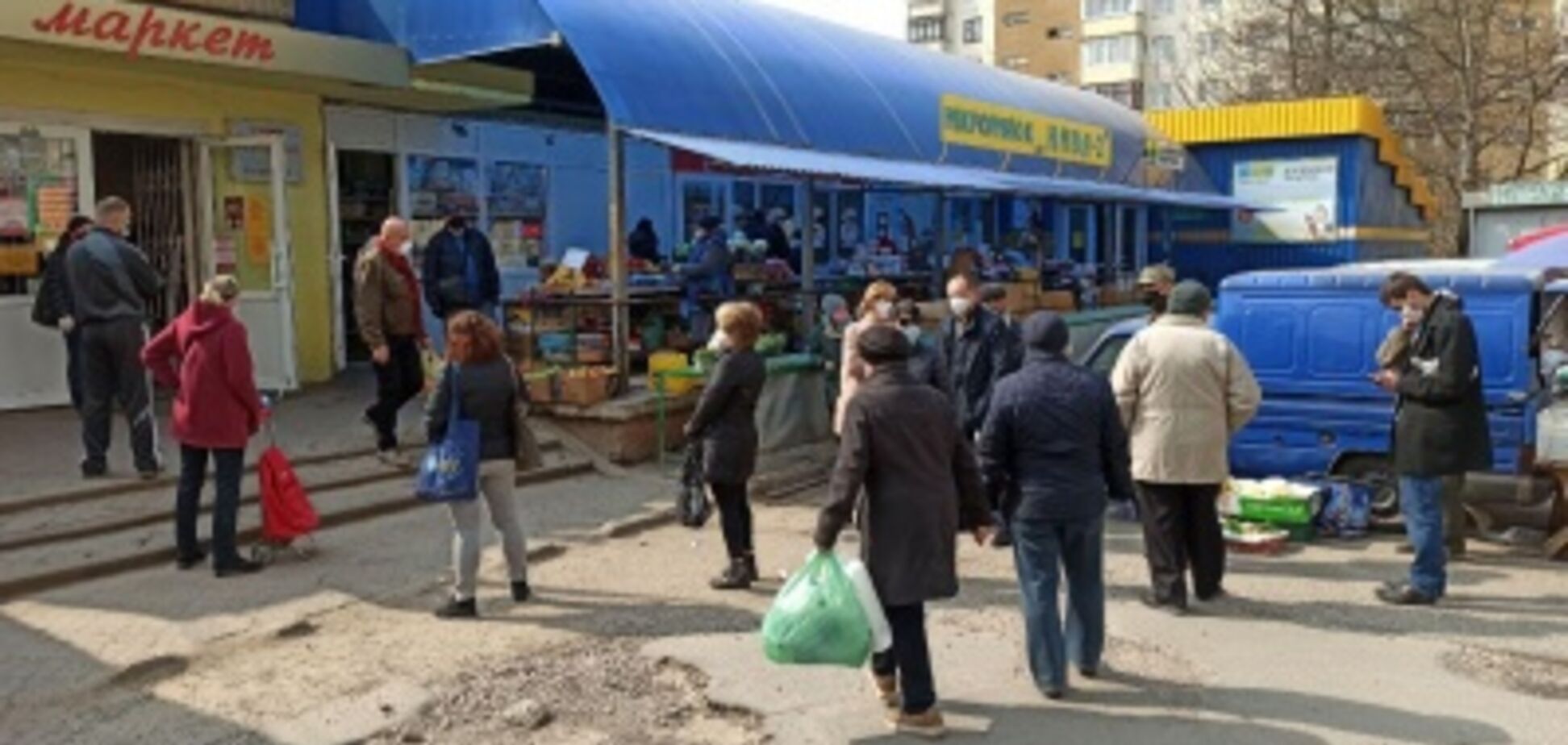 В Черновцах перед комендантским часом люди штурмовали магазины: фото