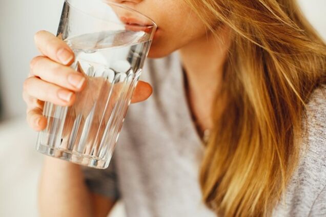 Вода рятує від коронавірусу: лікар пояснив, чому важливо пити під час епідемії