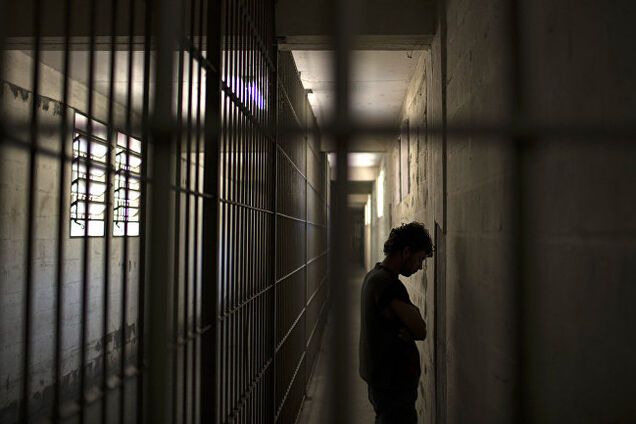 Понад 6 тисяч: у Франції з в'язниць масово випускають ув'язнених